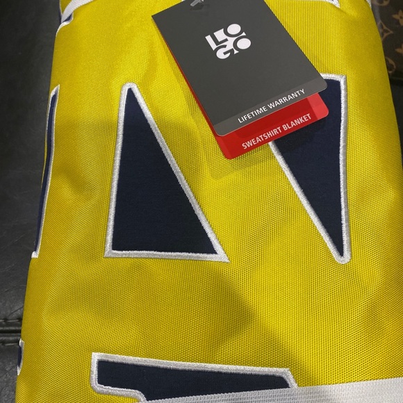 NEW!!! NOTRE DAME FIGHTING IRISH LOGO SWEATSHIRT BLANKET - Picture 4 of 5